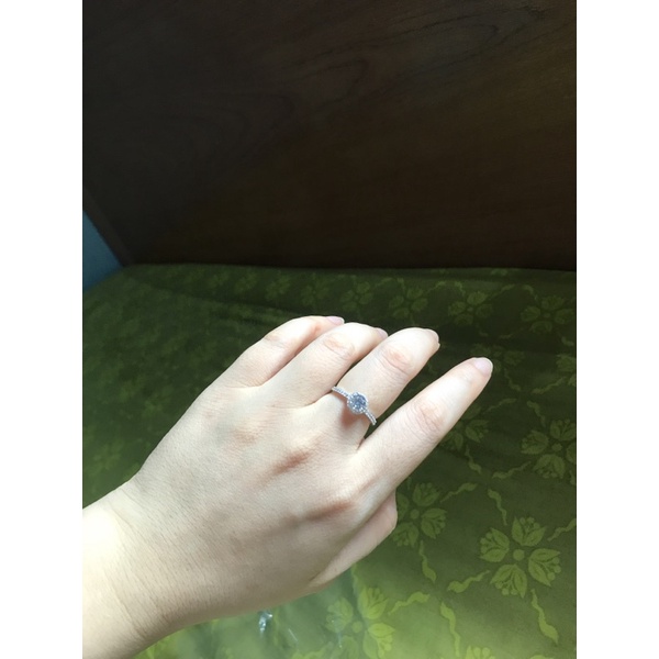 Nhẫn nhỏ 1 hàng đá ôm 1 viên chủ 4-5ly bạc thật phủ vàng trắng