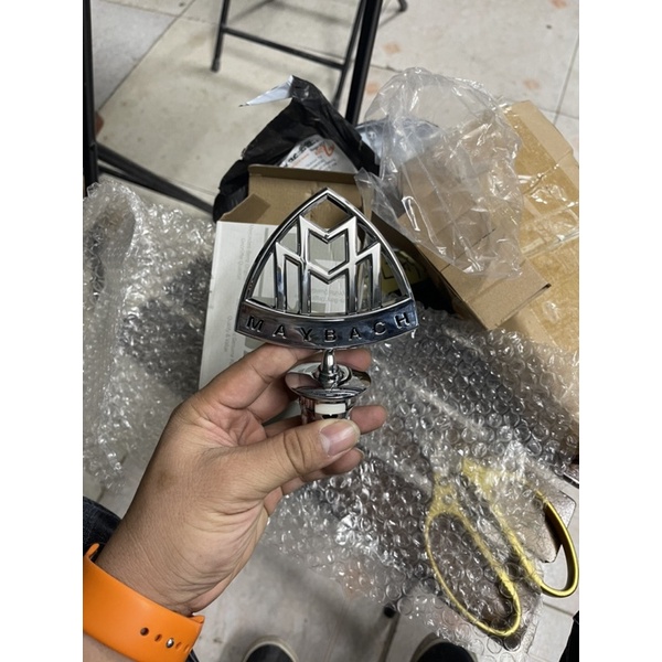 Logo Maybach gắn capo xe Mercedes