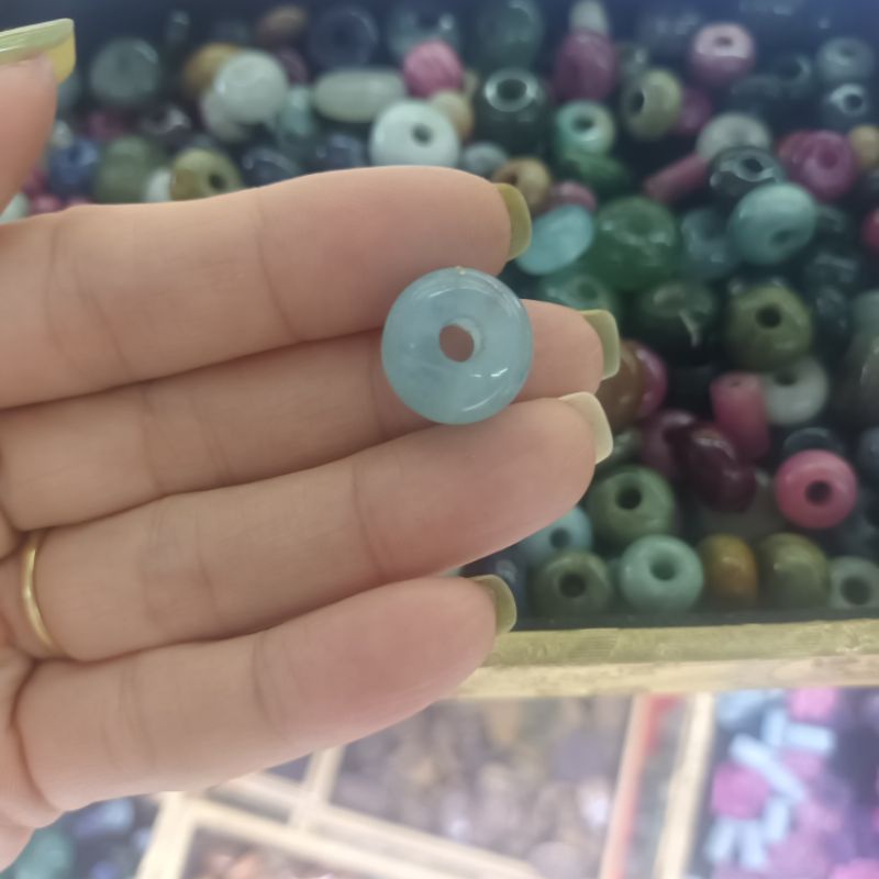 Lu thống tròn làm mặt dây chuyền trợ công danh, may mắn đầu xuôi đuôi lọt có nhiều màu