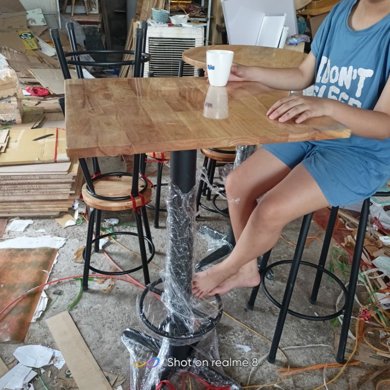 Bàn cafe quầy bar chân trụ cao 1m mặt gỗ cao su 60cm