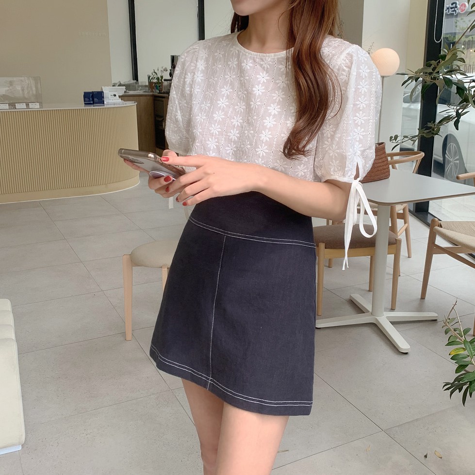 Áo tay ngắn cổ tròn thêu hoa / Chân váy denim chữ A lưng cao thời trang sành điệu cho nữ 35357