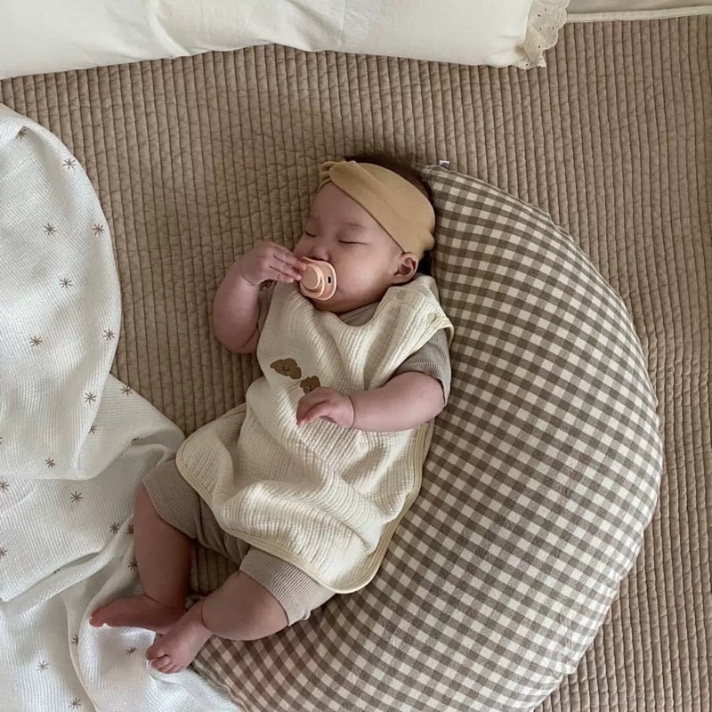 Gối ôm hình mặt trăng nằm tựa, gác chân cho bé chất liệu bông tinh khiết hoạ tiết kẻ caro Hàn Quốc cho bé