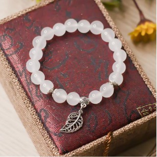 Vòng tay phong thủy - vòng đá mã não trắng mix charm lá