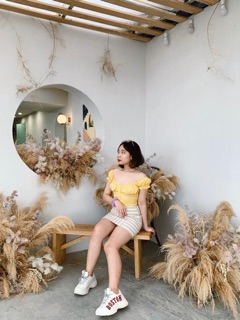 Set áo vàng croptop libe và chân váy kẻ libe