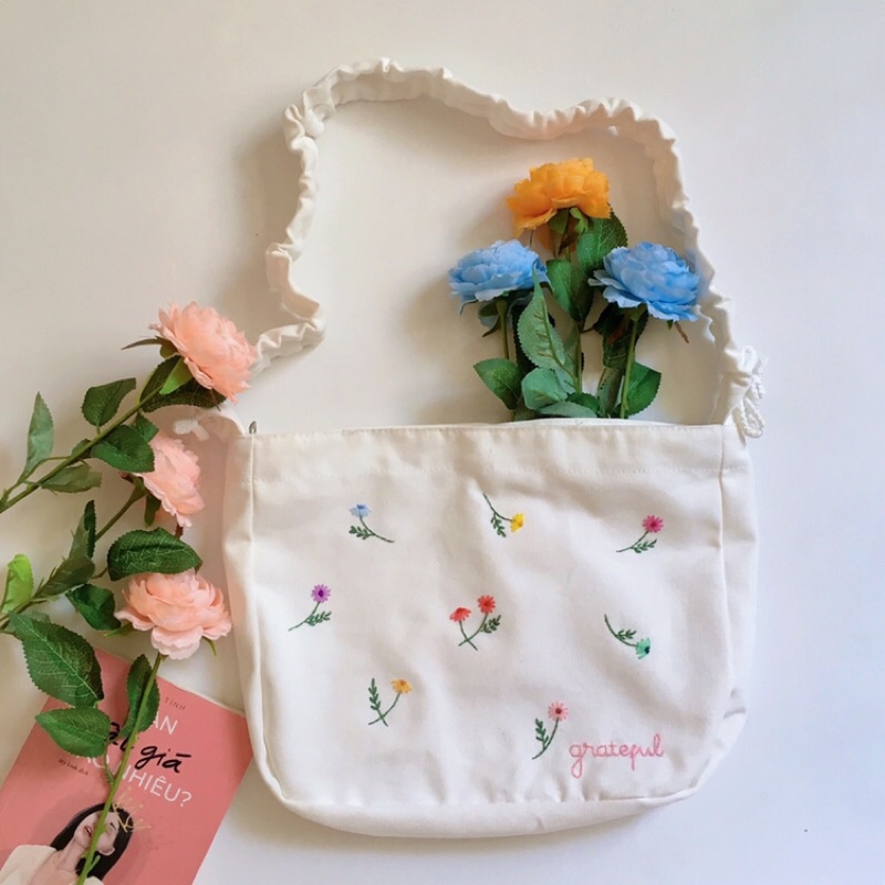 Túi Vải đeo chéo dây rút thêu hoa và tên phong cách unisex