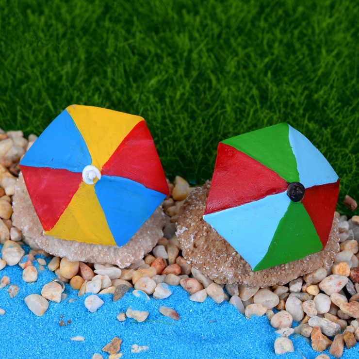 Mô hình ô nhiều màu đặt trên bãi cát dùng trang trí tiểu cảnh, terrarium, DIY