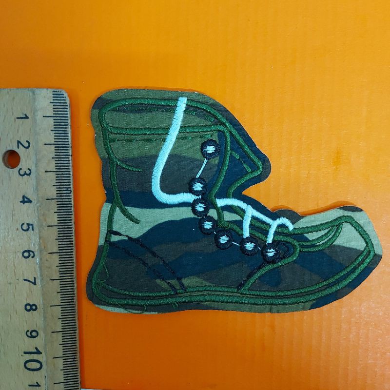 Hình may và hình ủi chiếc giày .