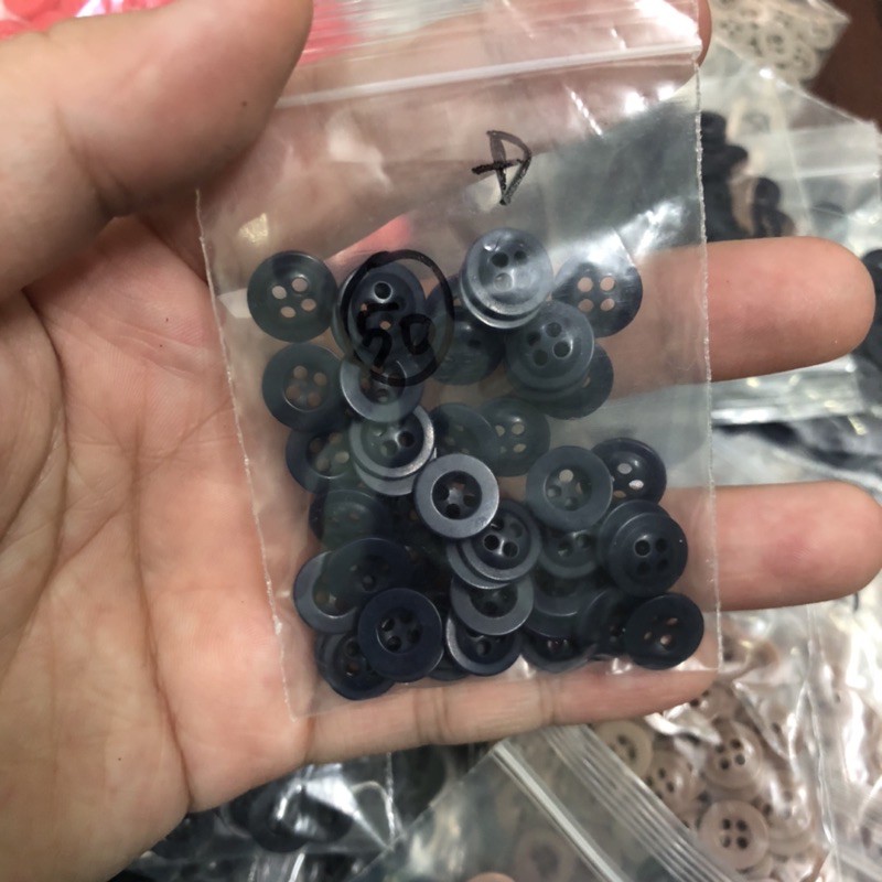 Túi 50 Nút Nhựa Bầu 4 Lỗ 1cm  5 Màu Đỏ / Cafe Sữa Đậm / Cafe Sữa Nhạt / Xanh Navy Đậm / Xanh Navy Nhạt