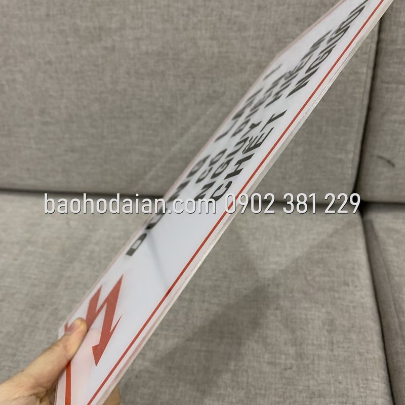 Dừng lại! Có điện nguy hiểm chết người (mica 24 x 36cm)