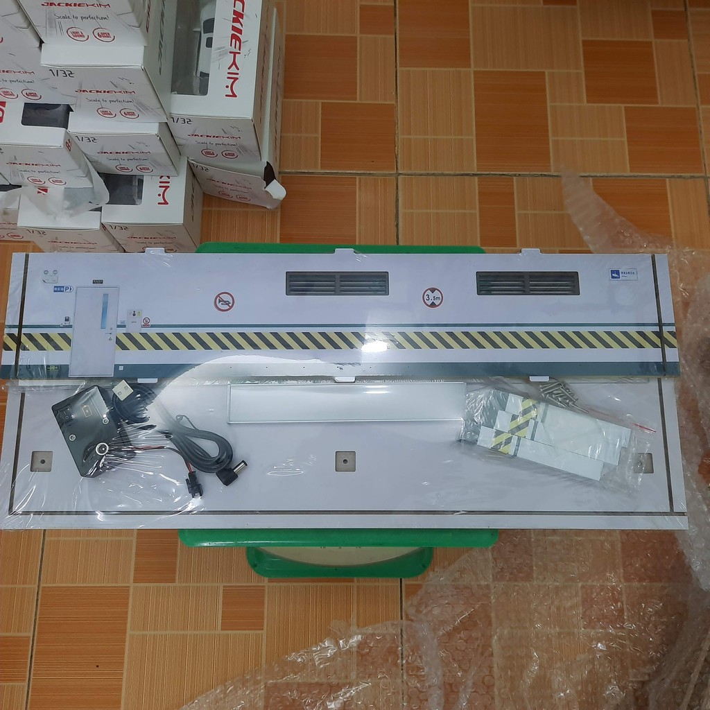 Đồ chơi mô hình gỗ gara trưng bày xe mô hình ô tô tỉ lệ 1:32 có đèn chiếu sáng