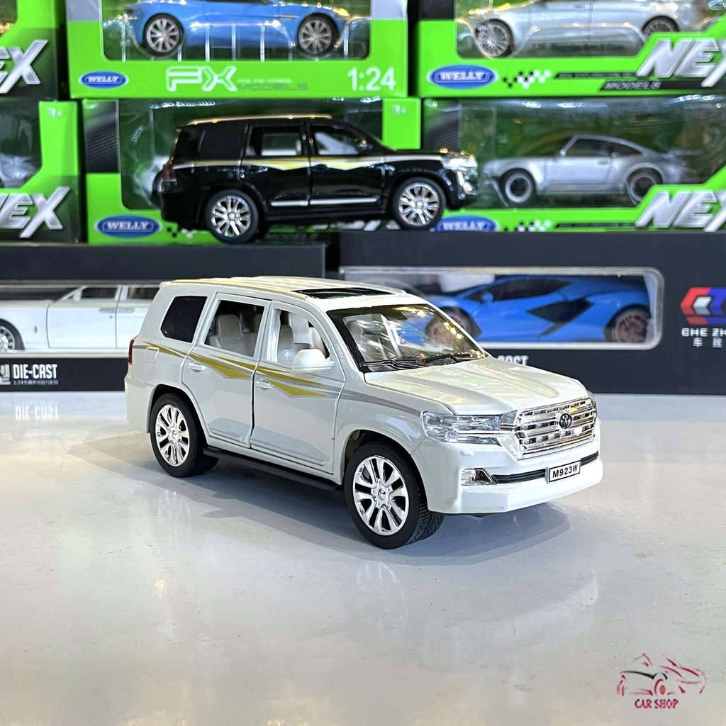 Xe mô hình hợp kim Toyota Landcruiser V8 tỉ lệ 1:24 hãng XLG màu trắng