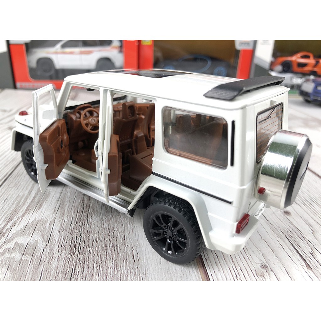 Xe mô hình tĩnh tỉ lệ 1:32 Mercedes AMG G63 hãng Chezhi bằng sắt