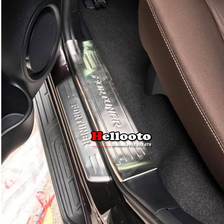 Ốp Bậc Cửa, Nẹp Bước Chân Fortuner 2018 2019 2020 2021 Mẫu INOX Cao Cấp + tặng keo trợ dính