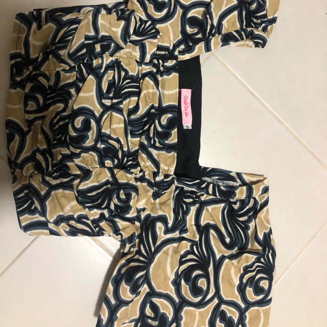 Áo Gout De June , chất vải ko nhăn , size S , mặc 1 lần, nhường lại cho bạn nào thích vì mình không 