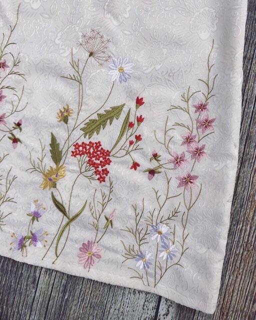 Váy gấm thêu hoa