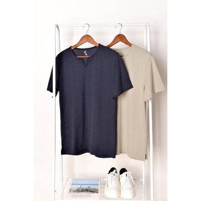 Áo thun tay ngắn cổ tròn xẻ chữ V D.U