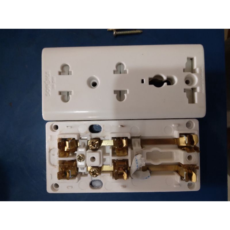 Ổ cắm Sopoka E15N 3 cửa có nắp che an toàn. bảo hành 24 tháng 1 đổi 1