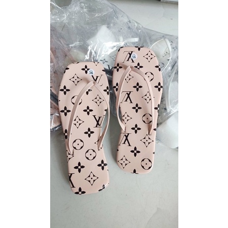 Dép kẹp 2 dây in hình LV đầu vuông cưng xỉu. bền đẹp. mang được mọi thời tiết.