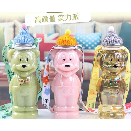 Bình chai nhựa PET hình chuột Mickey đeo nơ đựng trà sữa, nước ép hoa quả 400ml có nắp đậy bằng nhôm và dây đeo, mũ len