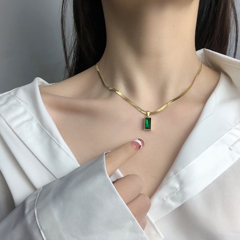 Dây Chuyền Thép Titan Mặt Hình Rắn Đính Đá Ngọc Lục Bảo Sang Trọng