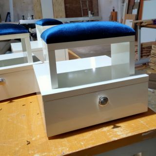 Kệ để chân có ngăn kéo