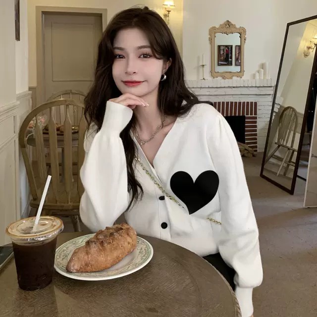 Áo len cardigan cổ tim gài nút ngực phối hình trái tim tay dài