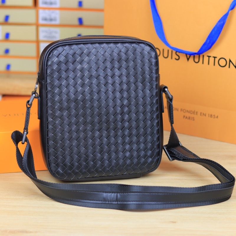Túi đeo chéo nam B2023 chất liệu da bò đan chéo túi dáng đứng nhỏ gọn size 20x23x6cm