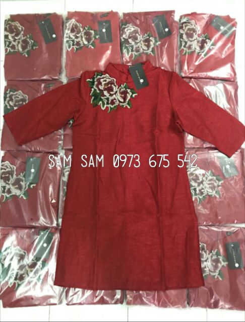 Váy gấm đỏ thêu hoa