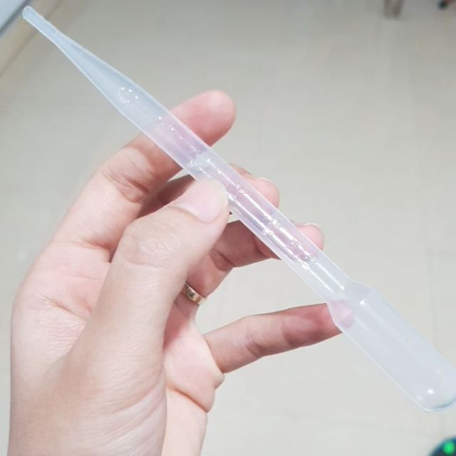 Ống hút sữa, thuốc, chất lỏng cho bé uống