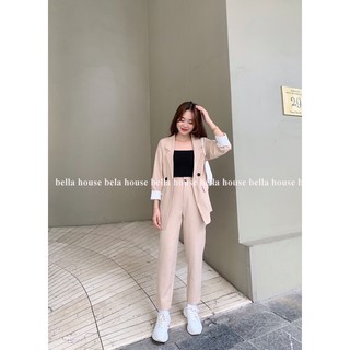 Áo blazer tay phối kẻ.