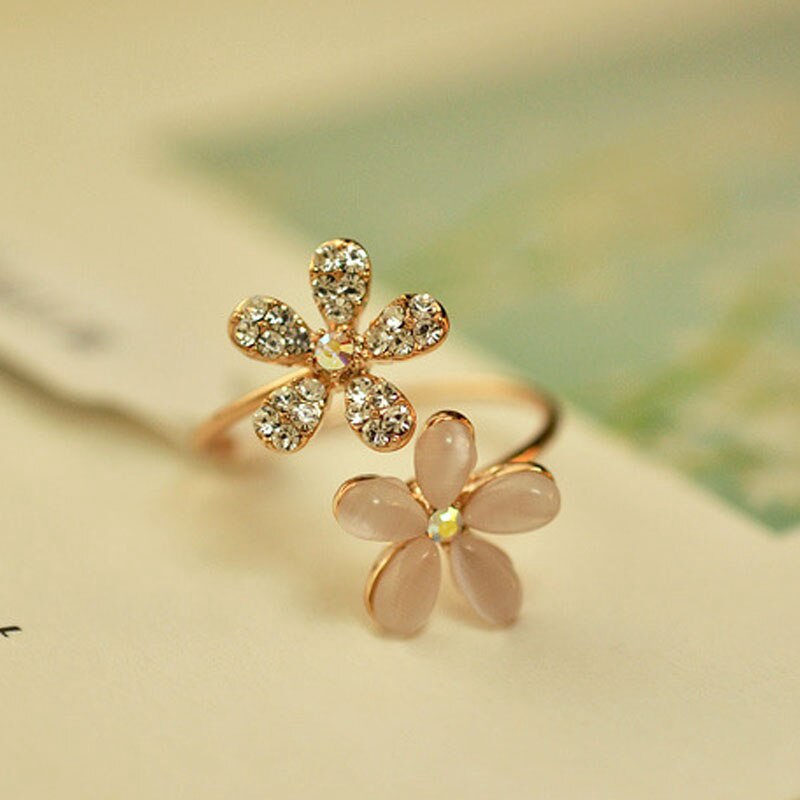 Nhẫn đính đá kiểu hoa cúc thanh lịch