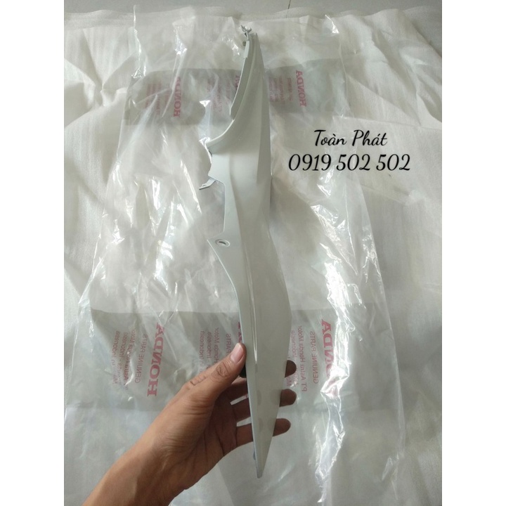 BỤNG TRƯỚC - ỐP SƯỜN TRÊN - BỤNG DÀI TRẮNG BÊN TRÁI - 64440K56N00RSW - SONIC 150R CHÍNH HÃNG HONDA INDONESIA