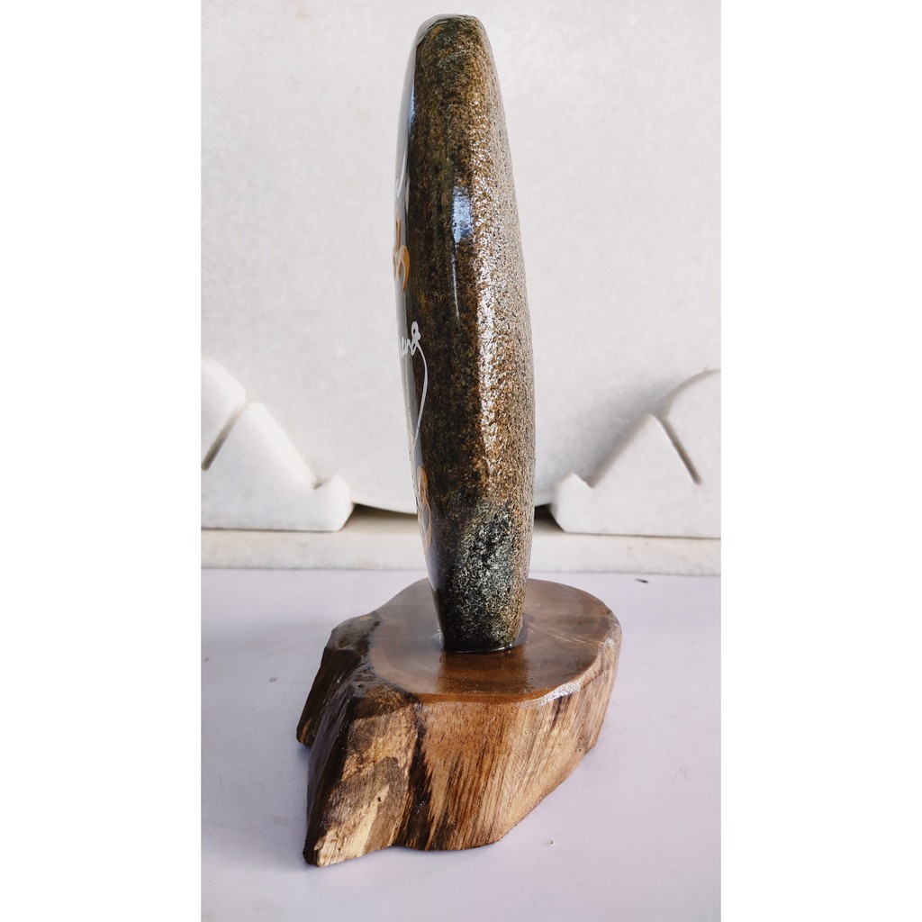 Thư Pháp trên Đá Đa Sắc tự nhiên, KL: 2.8 kg, Cao: 26cm, Rộng: 19cm. Nhận viết chữ Thư Pháp theo yêu cầu khách hàng.