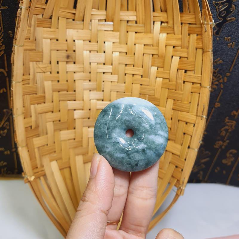 Mặt đồng điếu đeo cổ nhiều màu phù hợp với các mệnh