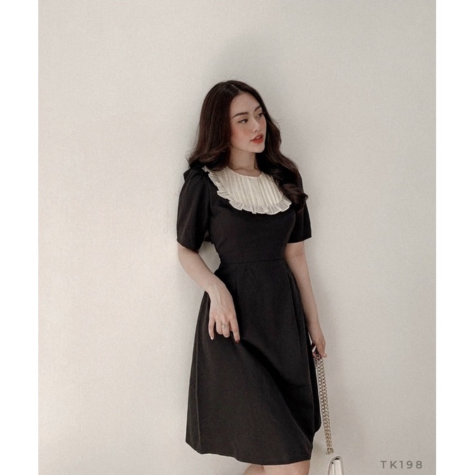 Đầm suông đen tay ngắn MITRIE phối bèo trắng trước ngực | BigBuy360 - bigbuy360.vn