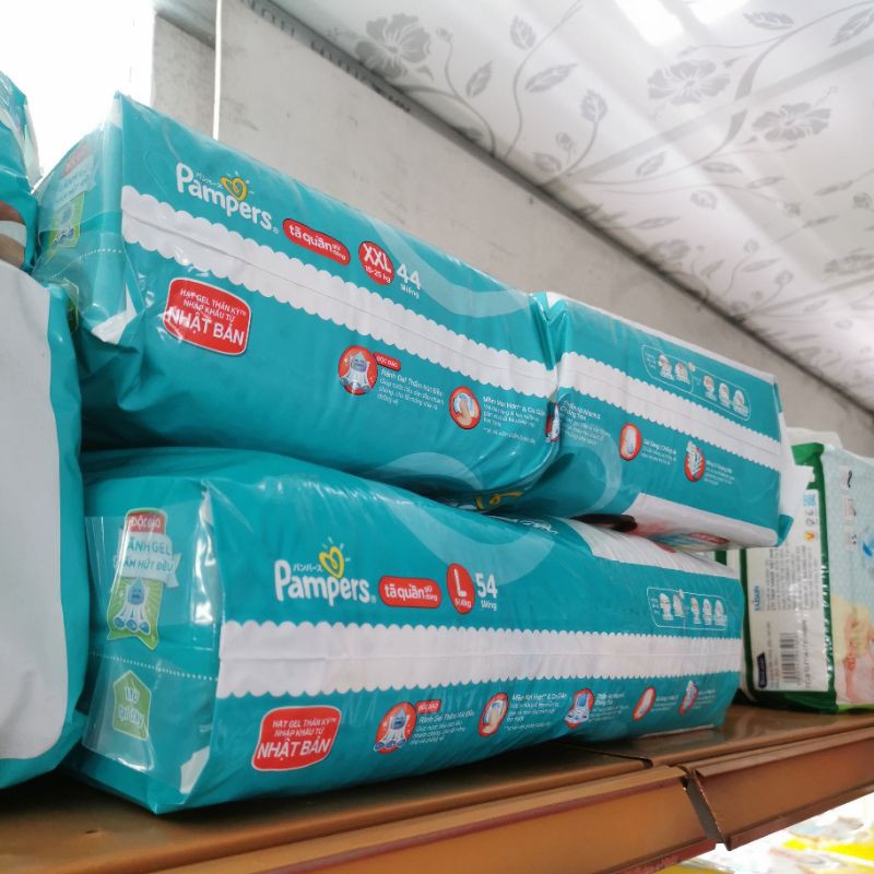 Tả quần Pampers giữ dáng.