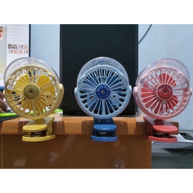 Quạt kẹp xe đẩy tích điện phun sương có đèn led mini fan