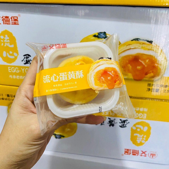 1 cái bánh pía trứng muối tan chảy Đài Loan