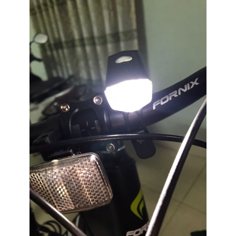 Đèn pin xe đạp siêu sáng chống nước bán chạy - Full hộp, sáng lâu nhiều giờ