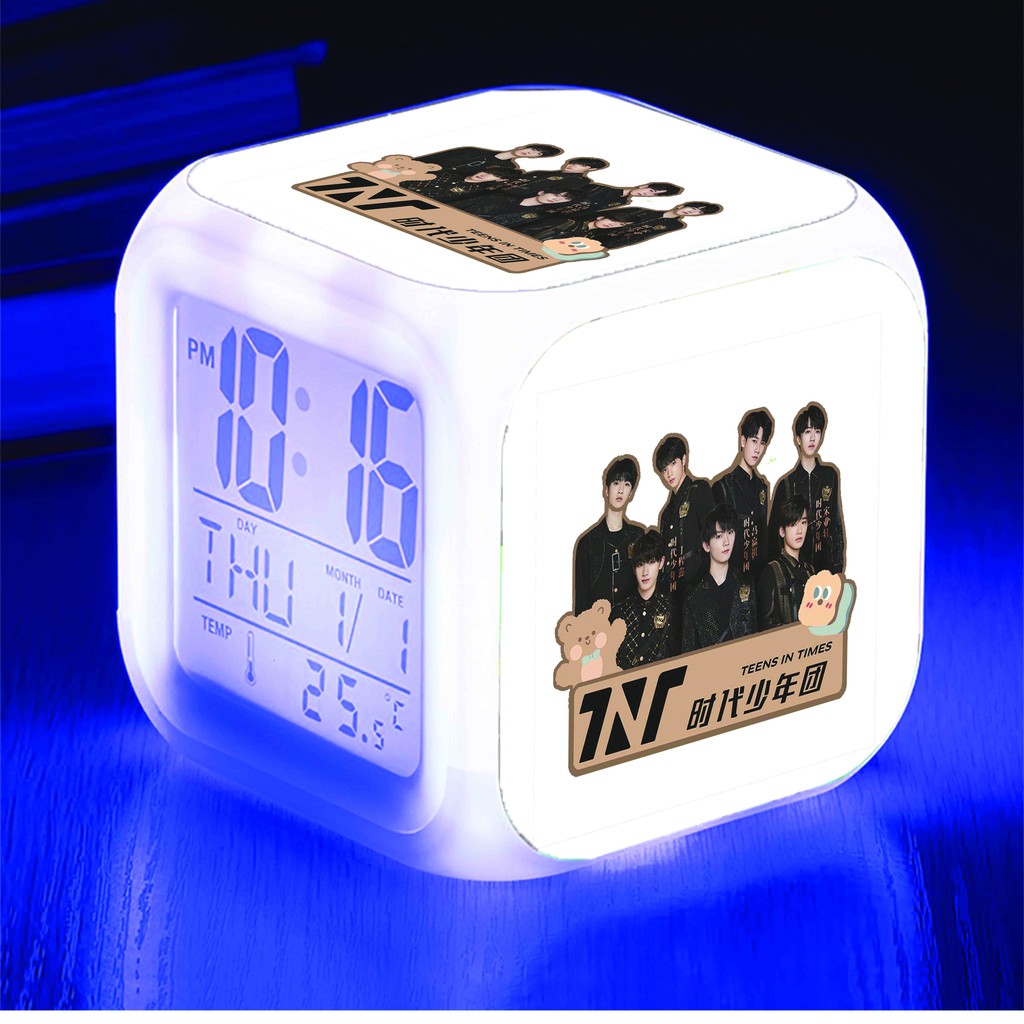 Đồng hồ báo thức để bàn in hình TNT THỜI ĐẠI THIẾU NIÊN ĐOÀN idol thần tượng đèn LED đổi màu