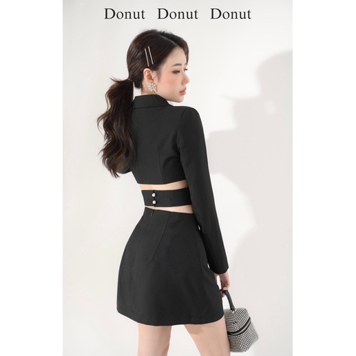 Set vest đen dài tay xẻ eo khuy ngọc lưng