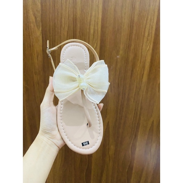 sandan nơ gắn ngọc xỏ ngón đầu tròn xịn xò. nắng mưa đều mang được. cam kết như hình. ( hình tự chụp )