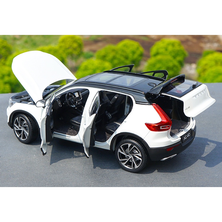 Mô hình xe Volvo XC40 tỉ lệ 1:18