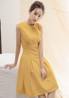 Đầm vàng form dài sát nách