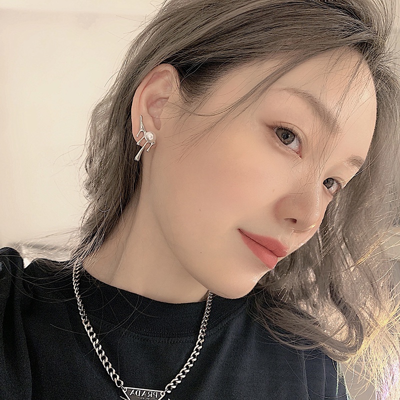 Khuyên tai dáng dài đính ngọc trai phong cách retro thời trang