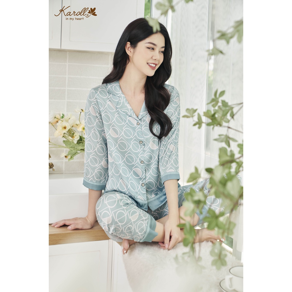 Hãng Karoll bộ lụa luxury hình quần dài tay lửng hoạ tiết hình NH22.062