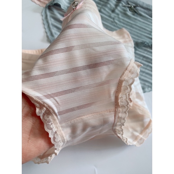 Quần lót nữ su lạnh kẻ cạp cao viền ren không hằn mông, đáy lót cotton thông thoáng. Phom 45-62kg. Vòng mông 90-100cm.