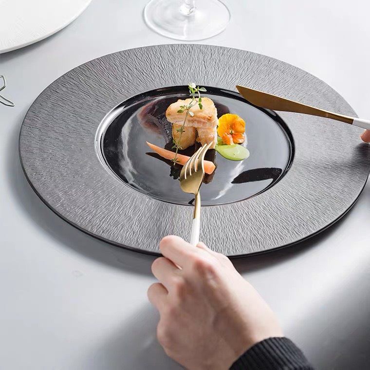 (HOT) Đĩa tròn phẳng viền rộng size đại 30cm Sarang 2 màu trắng/đen- Đĩa main nhà hàng, sứ cao cấp xuất khẩu