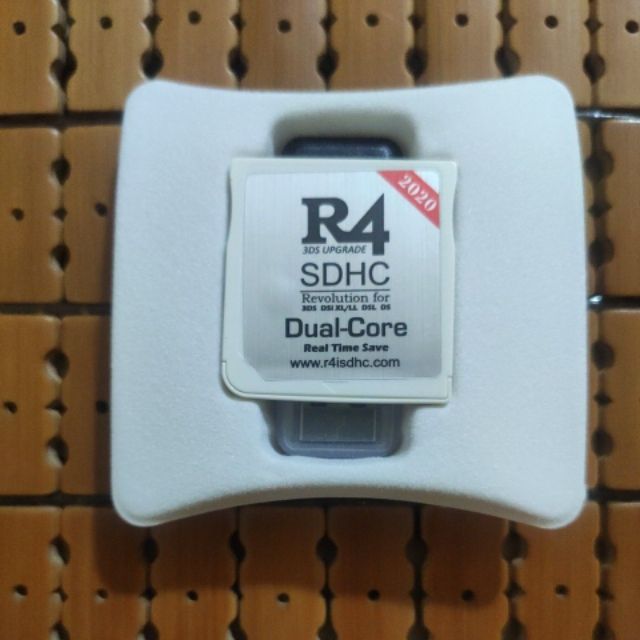 Thẻ R4 chơi game DS
