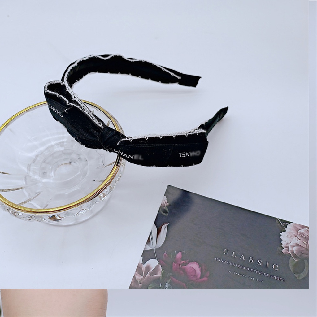 Băng đô bờm cài tóc nơ lệch vải lụa satin viền ren 2 màu đen trắng xinh xắn Hàn Quốc, June accessories
